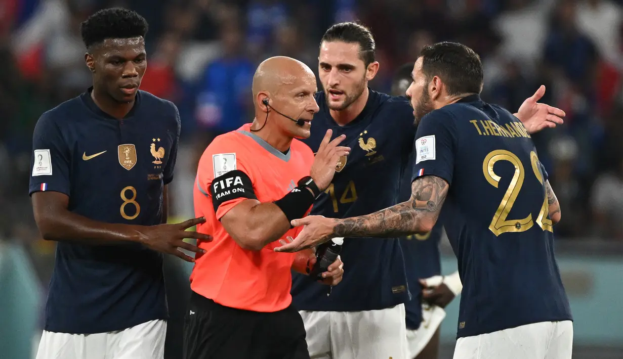Szymon Marciniak juga pernah bertemu dengan Timnas Prancis kala menjamu Polandia di fase grup Piala Dunia 2022. Ia juga menjalani tugas dengan lugas dalam pertandingan yang berakhir kemenangan untuk Prancis. (AFP/Natalia Kolesnikova)