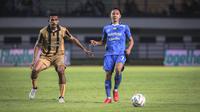Pemain Persib Bandung, Beckham Putra Nugraha (kanan) dan pemain Dewa United, Ricky Kambuaya berebut bola pada laga lanjutan pekan ke-3 BRI Liga 1 2023/2024 antara Persib Bandung melawan Dewa United FC di Stadion Gelora Bandung Lautan Api (GBLA), Bandung, Jumat (14/07/2023). (Bola.com/Bagaskara Lazuardi)