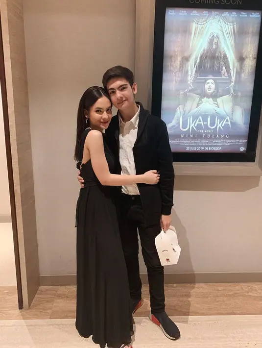 Mendukung karir sang adik, Steven menghadiri premiere film Steffi bersama orang tua mereka dan kekasih Steffi, Philopaz Armand.