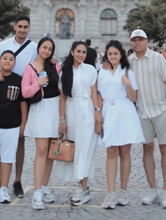 Ketika di Portugal, Krisdayanti tampil kompak bersama keluarganya mengenakan pakaian warna putih. [@krisdayantilemos]