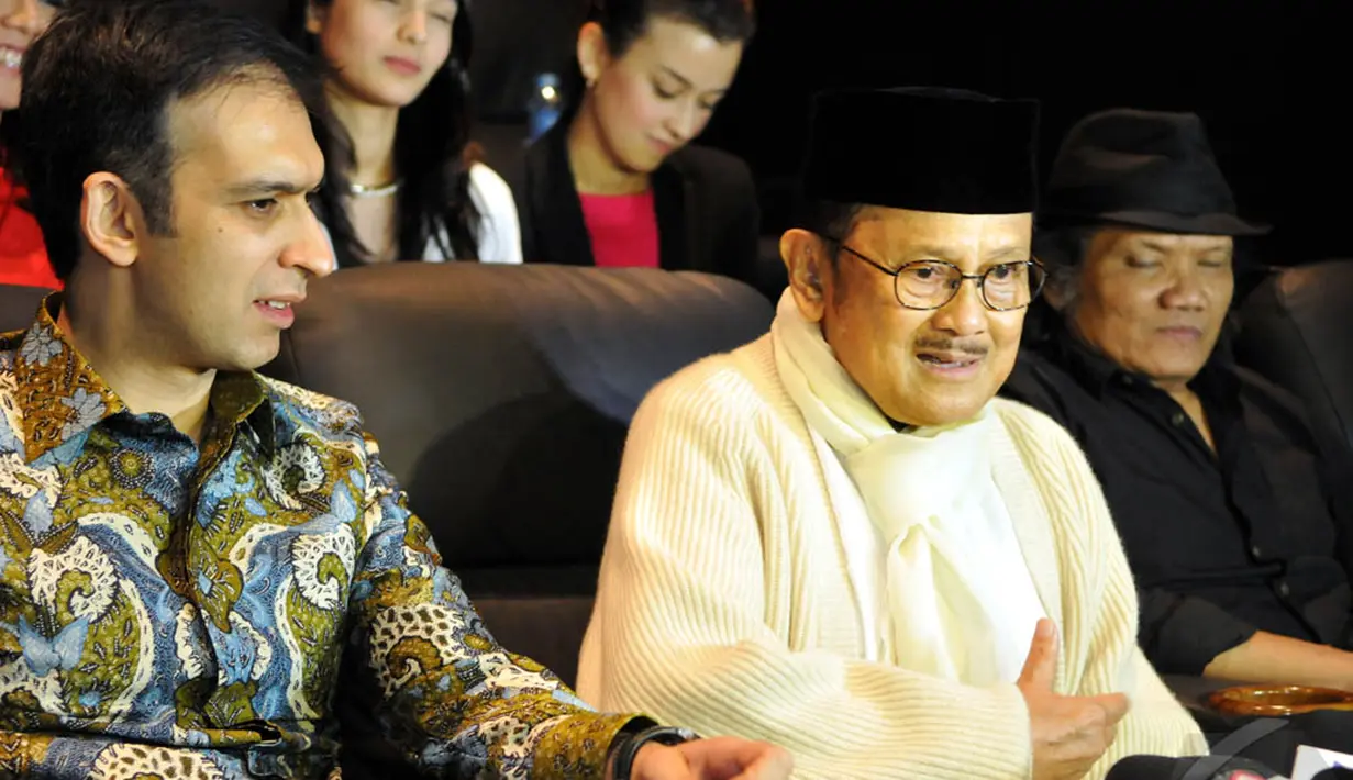 Mantan Presiden RI, BJ Habibie, saat nonton bareng film "Merry Riana: Mimpi Sejuta Dolar" di kantor MD Entertainment, Jakarta, Jumat (26/12/2014). (Liputan6.com/Panji Diksana)