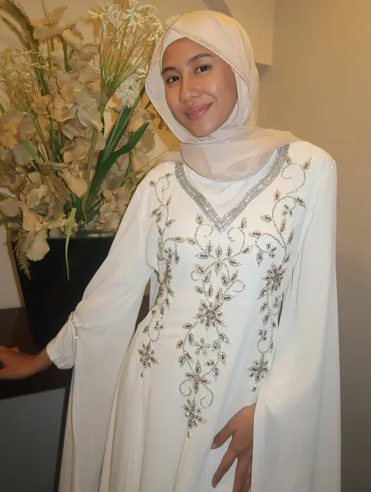 mempermanis tampilannya, Shenina kenakan kerudung dengan nuansa warna pastel yang memikat. [Foto: Instagram/ Shenina Cinnamon]