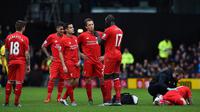 Bek Liverpool, Martin Skrtel, mendapat perawatan dari tim medis pada laga kontra Watford, di Vicarage Road, Sabtu (19/12/2015) malam WIB. (AFP/Ben Stansall)