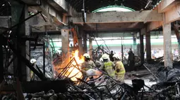 Saat ini, kebakaran yang menghanguskan kios buah di Pasar Induk Kramat Jati sudah berhasil dipadamkan. Tampak dalam foto, personel dari Dinas Penanggulangan Kebakaran dan Penyelamatan DKI Jakarta berupaya memadamkan api yang membakar Pasar Induk Kramat Jati pada Senin (15/12/2025). (merdeka.com/magang/Rendi Saputra)