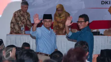 Gubernur dan Wagub DKI Jakarta terpilih Anies Baswedan dan Sandiaga Salahudin Uno saat hadiri rapat pleno KPU di KPUD, Jakarta, Jumat (5/5). KPUD DKI Jakarta menetapkan Anies dan Sandi sebagai Gubernur dan Wagub DKI Jakarta. (Liputan6.com/Gempur M Surya)