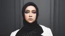 Sempat menjadi seorang model, tak heran jika gaya pemotretan Aryani tampak bak profesional. Gaya makeup yang ia pilih pun membuatnya tampak sebagai sosok pemberani. Busana serab hitam dan putih yang digunakan bintang sinetron Kepompong ini menambah kesan elegan. (Liputan6.com/IG/@aryanifitriana24)
