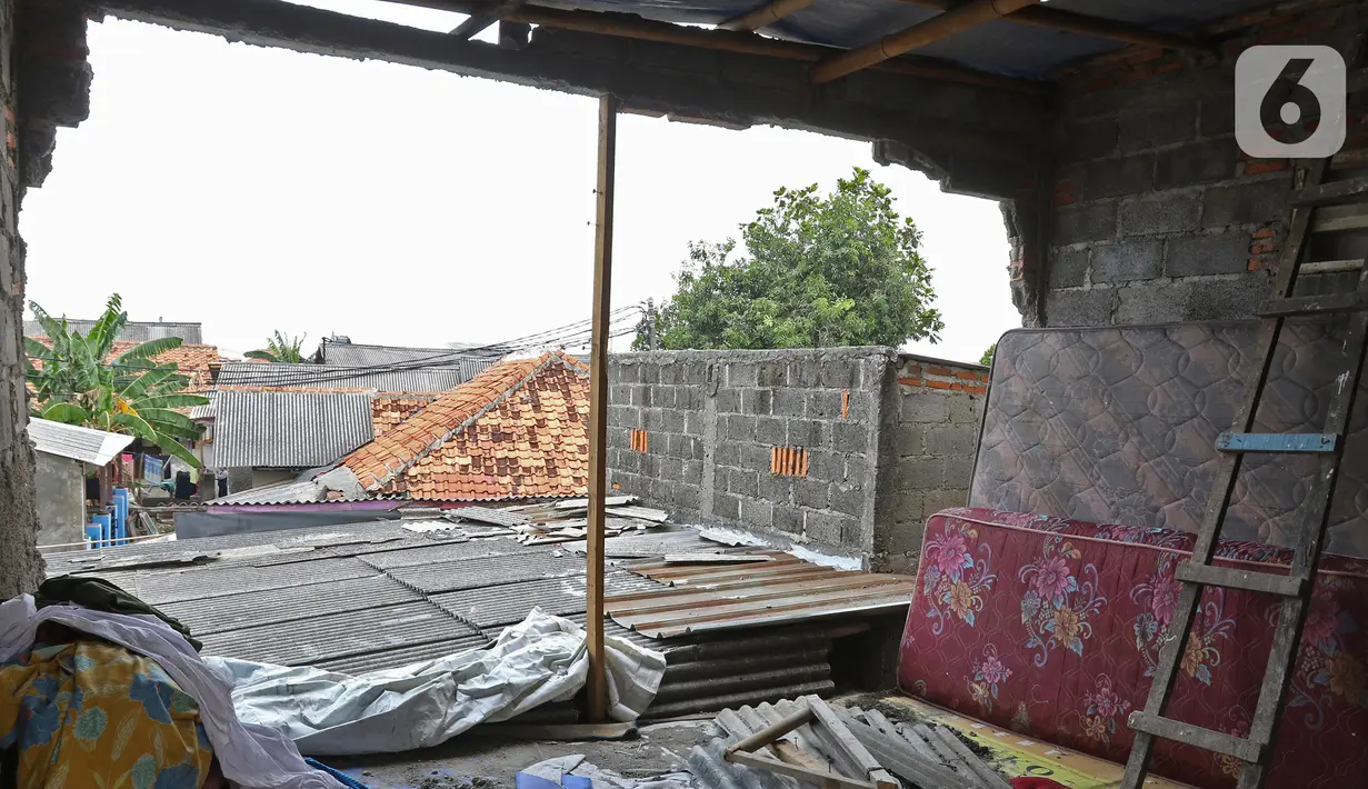 Kondisi dinding bangunan rumah yang rusak diterjang angin puting beliung di Kaliabang Tengah, Kota Bekasi, Sabtu (24/10/2020). Menurut Badan Penanggulangan Bencana Daerah (BPBD) sebanyak 159 rumah terdampak puting beliung yang terjadi Jumat siang. (Liputan6.com/Herman Zakharia)
