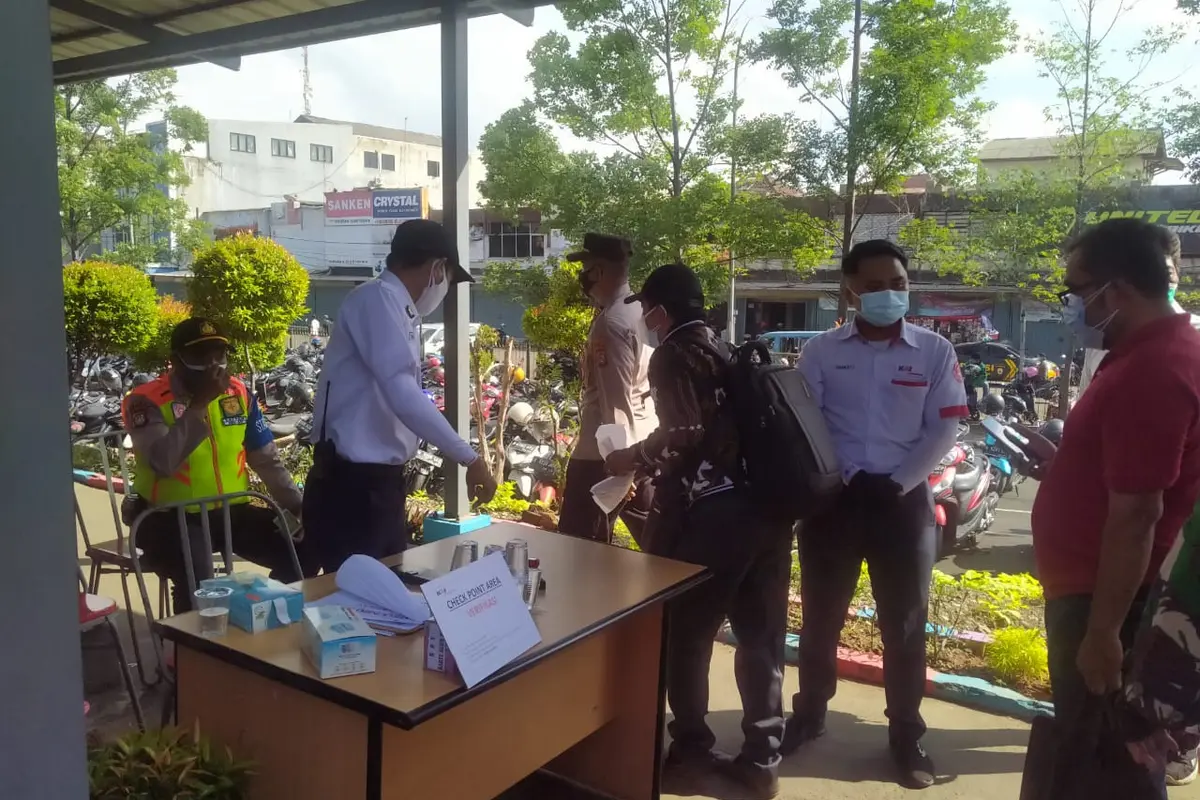 Pengecekan STRP terhadap penumpang KRL di Stasiun Tangerang.