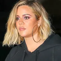Khloe Kardashian diprotes keras oleh netizen saat mengunggah fotonya yang tengah menggendong True Thompson. (OK! Magazine)