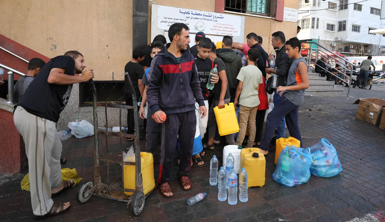 Lebih dari dua juta orang di wilayah Gaza kini berada dalam risiko karena kekurangan pasokan air. (Dawood NEMER/AFP)