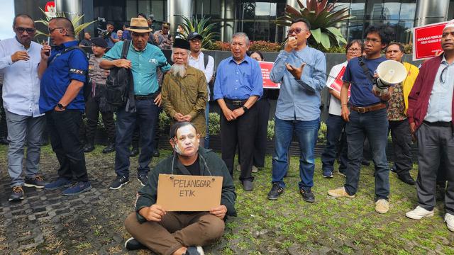 Mantan pimpinan KPK beserta perwakilan Koalisi Masyarakat Sipil menggelar aksi menuntut Firli Bahuri mundur dari jabatannya sebagai ketua KPK, Senin (10/4/2023). Foto: Bachtiarudin Alam/Merdeka.com)