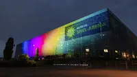 Merkur Spiel-Arena berhias warna pelangi saat pertandingan Euro 2020 antara Jerman dan Hungaria, Duesseldorf, Jerman, Rabu (23/6/2021). Asosiasi Sepak Bola Jerman menyarankan berbagai bentuk protes terhadap keputusan pemerintah Hungaria dilakukan di luar hari pertandingan. (Marcel Kusch/dpa via AP)