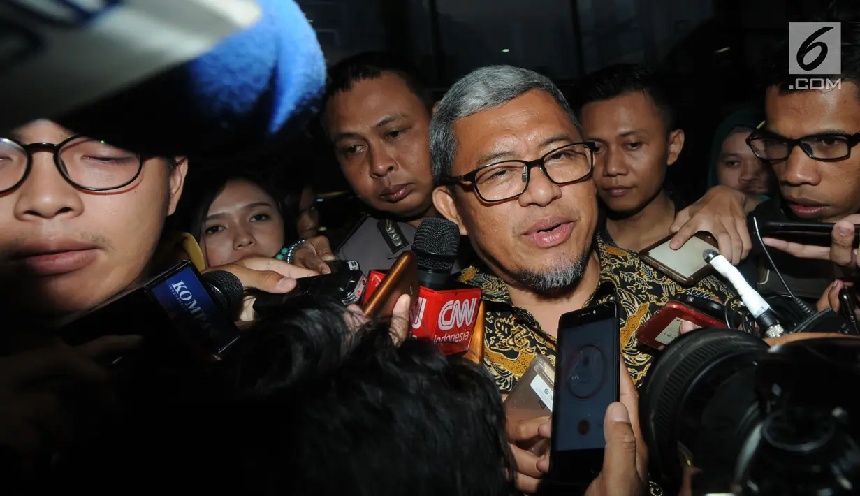Mantan Gubernur Jawa Barat Ahmad Heryawan alias Aher menjawab pertanyaan wartawan usai diperiksa penyidik KPK, Jakarta, Rabu (9/1). Aher diperiksa sebagai saksi terkait kasus pemberian izin proyek Meikarta di Kabupaten Bekasi. (Merdeka.com/Dwi Narwoko)