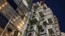 Landmark Nakagin Capsule Tower (kanan), sebuah bangunan perumahan dan perkantoran serba guna terlihat di distrik Ginza Tokyo, 6 April 2022. Nakagin Capsule Tower yang pernah menjadi bangunan ikonik di Jepang bakal segera dirobohkan bulan ini, menurut pemilik baru bangunan itu. (Philip FONG/AFP)