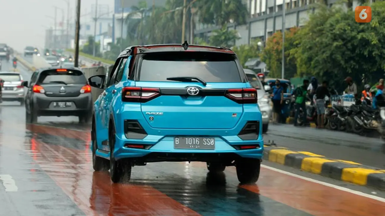Simak manfaat mencuci mobil setelah kehujanan (Fahmi Rizki/Liputan6)