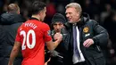 Pelatih Manchester United David Moyes (kanan) memeberikan selamat kepada Robin van Persie usai memenangkan pertandingan dengan score 1-0 antara Manchester United melawan Arsenal di Stadion Old Trafford, Manchester (10/11/13) waktu setempat (Foto: AFP/Paul