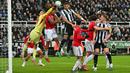 Setan Merah takluk dari tuan rumah meski unggul jumlah pemain. Newcastle harus kehilangan satu pemain mereka, Jacob Ramsey pada menit ke-45+1 setelah terkena akumulasi dua kartu kuning dari wasit. (AFP/Andy Buchanan)