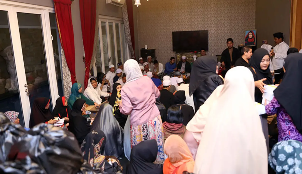 Usai tahlilan di rumahnya, Bertrand Antolin serta ibunda Jupe, Sri Wulansih, dan adiknya, Della Perez mengucapkan rasa terima kasih kepada masyarakat, para penggemar Jupe yang telah hadir. (Nurwahyunan/Bintang.com)