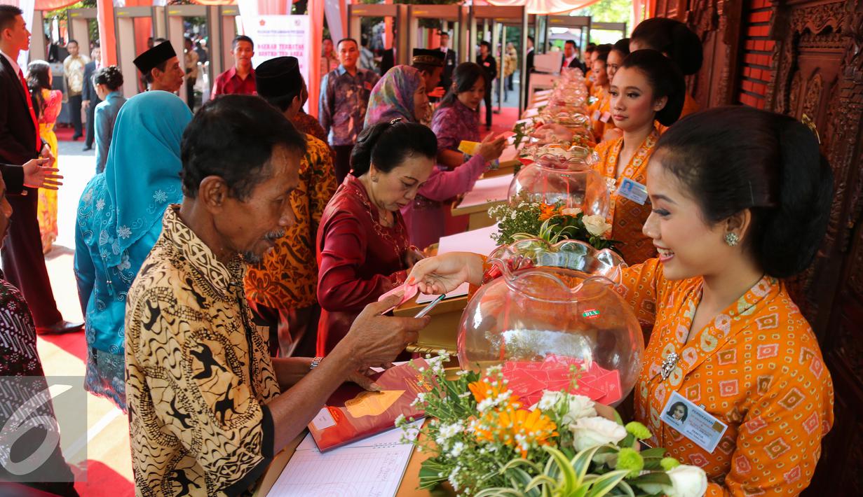 Sejumlah tamu undangan mengisi daftar tamu saat resepsi pernikahan Gibran Rakabuming putra sulung Presiden Joko Widodo dan Selvi Ananda di Gedung Graha Saba Buana, Solo, Jawa Tengah, Kamis (11/6/2015). (Liputan6.com/Faizal Fanani)