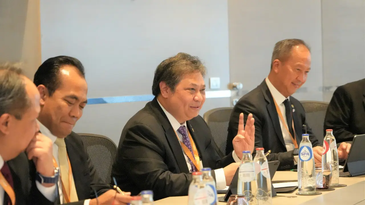 Menteri Koordinator Bidang Perekonomian Airlangga Hartarto juga menerima Vice-President of Public Affairs dari CMA/ CGM Group Mr. Patrice Bergamini pada acara ASEAN-EU Business Summit di Brussel. (Dok Kemenko Perekonomian)