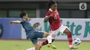 Pemain depan Timnas Indonesia U-19, Ronaldo Kwateh berusaha melewati adangan pemain Brunei Darussalam U-19 pada laga lanjutan grup A Piala AFF U-19 2022 di Stadion Patriot Candrabhaga, Bekasi, Jawa Barat, Senin (4/7/2022). Timnas Indonesia U-19 langsung bermain menyerang dan unggul 7-0. (Liputan6.com/Helmi Fithriansyah)