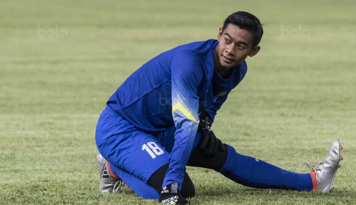 Kiper Timnas Indonesia, Satria Tama, melakukan pemanasan saat latihan di SUGBK, Jakarta, Sabtu (13/1/2018). Timnas Indonesia menggelar latihan terakhir sebelum laga persahabatan melawan Islandia. (Bola.com/Vitalis Yogi Trisna)