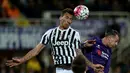 Striker Juventus, Mario Mandzukic (kiri), berduel dengan pemain Fiorentina, Federico Bernardeschi, dalam lanjutan Serie A di Stadion Artemio Franchi, Firenze, Senin (25/4/2016) dini hari WIB. (AFP/Alberto Pizzoli)