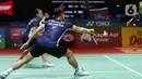 Rinov Rivaldy/Pitha Haningtyas Mentari dan Thom Gicquel/Delphine Delrue memulai laga babak 32 besar Indonesia Open 2023 di gim pertama dengan permainan yang ketat. (Liputan6.com/Helmi Fithriansyah)
