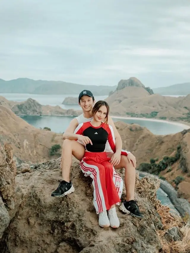 [Fimela] Cinta Laura dan Arya Vasco