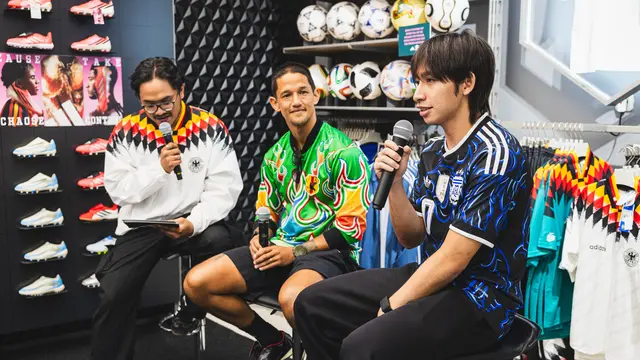 Arlyansyah Abdulmanan (kanan) dan Irfan Bachdim (tengah)