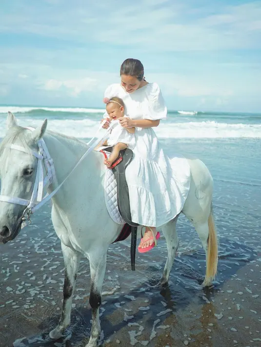 "Honestly engga sakit hati, karena saya dan suami very fullfil dengan Claire. Bayi kami sehat, cerdas, dan bahagia. Kami terlalu fokus pada merawat dan mendidik anak kami. Kami sungguh bersyukur dalam banyak hal," terang Shandy Aulia. (Instagram/shandyaulia)