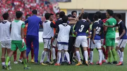 Para pemain timnas Indonesia terlibat pertikaian dengan pemain Kamboja di Stadion Shah Alam, Selangor, Kamis, (24/8/2017). Indonesia menang 2-0 atas Kamboja. (Bola.com/Vitalis Yogi Trisna)
