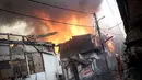 Suasana proses pemadaman api pada kebakaran yang melanda Kompleks Bearland di Kelurahan Kebon Manggis, Matraman, Jakarta, (14/10/14). (Liputan6.com/Faizal Fanani)