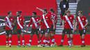Para pemain Southampton merayakan kemenangan atas Arsenal pada laga Piala FA di Stadion St Mary, Sabtu (23/1/2021). Arsenal tumbang dengan skor 1-0. (Catherine Ivill/PA via AP)