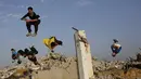 Parkour adalah olahraga gerak bebas. Melompat dari satu gedung ke gedung lain. Foto diambil pada Jumat (14/11/2014) (AFP Photo/Mohammed Abed)