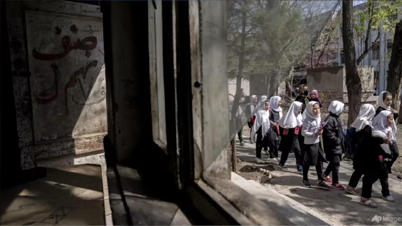 Anak perempuan menuju sekolah di Kabul, Afghanistan. (AP/Ebrahim Noroozi)