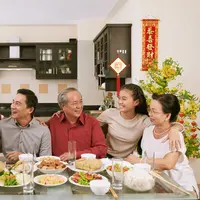 Ilustrasi merayakan imlek bareng keluarga (Foto:Shutterstock).