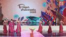 Enam finalis Puteri Indonesia maju ke depan pada malam puncak Puteri Indonesia 2018 di JCC, Jakarta, Jumat (9/3). Enam finalis menjawab pertanyaan yang ada di dalam payung Pasundan. (Liputan6.com/Herman Zakharia)