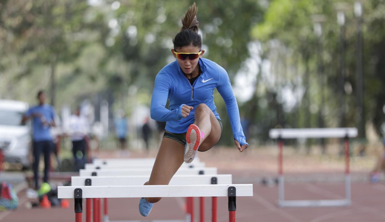 Atlet lari gawang Indonesia, Emilia Nova, melakukan latihan di Stadion Madya, Jakarta, Senin (7/9). Meski baru sembuh dari cedera, Emilia Nova tetap mengincar medali emas di SEA Games 2019. (Bola.com/M Iqbal Ichsan)