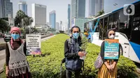 Aktivis lingkungan hidup menggelar aksi serempak Joget Jagat: Diam Berarti Tenggelam di Jakarta, Kamis (22/4/2021). Aksi untuk memperingati Hari Bumi serta menunjukkan semangat anak muda yang tidak tinggal diam dan tetap memperjuangkan hidup di tengah krisis iklim. (Liputan6.com/Faizal Fanani)