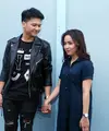Belum lama ini beredar kabar pacara Ilham SMASH, Nadine Syahria dikabarkan tengah hamil. Pasangan ini akan meresmikan hubungannya pada akhir Desember mendatang. (Nurwahyunan/Bintang.com)