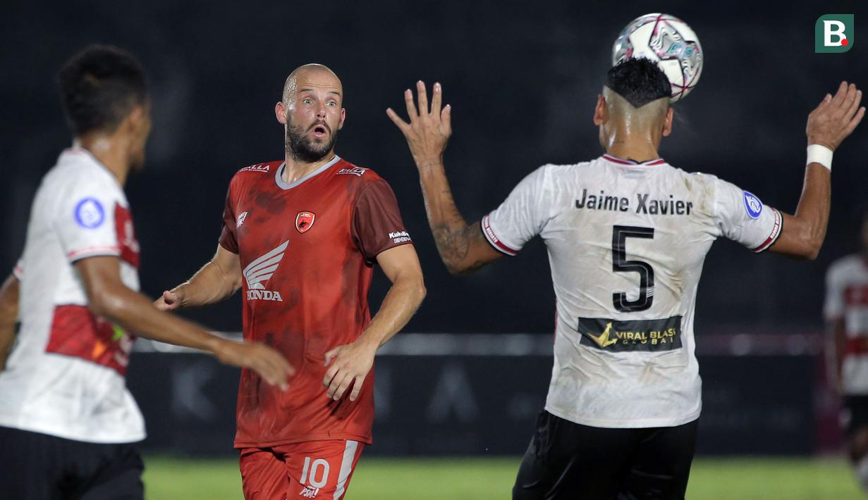 Pemain Madura United, Jaimerson Da SIlva Xavier (kanan) mengontrol bola dibayangi pemain PSM Makassar, Anco Jansen (tengah) saat laga BRI Liga 1 2021/2022 antara Madura United melawan PSM Makassar di Stadion Madya, Jakarta, Minggu (12/9/2021). Laga berakhir imbang 1-1. (Foto: Bola.com/Ikhwan Yanuar)