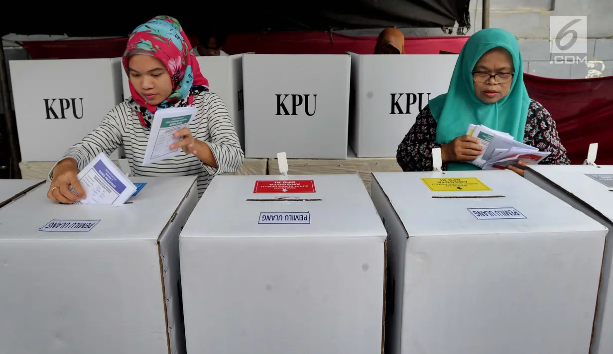 Warga memasukkan surat suara saat pemungutan ulang Pemilu 2019 di TPS 71 Kelurahan Cempaka Putih, Kecamatan Ciputat Timur, Tangerang Selatan, Rabu (24/4). Pencoblosan ulang dilakukan lantaran ditemukannya pelanggaran oleh Bawaslu saat pemilu serentak pada 17 April 2019 lalu (merdeka.com/Arie Basuki)