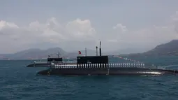 Pasukan militer Vietnam berdiri di atas kapal selam buatan Rusia selama perayaan Angkatan Laut Vietnam di pelabuhan militer Cam Ranh, Vietnam, (2/5). Penambahan kekuatan militer ini merupakan yang terbesar sejak Perang Vietnam pada 1960-an. (REUTERS)