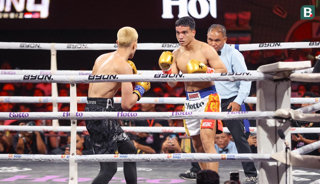 Pada ronde penentu, kedua petarung bermain lebih terbuka. Meski Aisar menunjukkan semangat tinggi, kelelahan mulai terlihat di akhir ronde. Sebaliknya, pengalaman yang dimiliki Fadly jadi faktor penentu hingga dinyatakan menang unanimous decision (UD) dari ketiga juri. (Bola.com/Abdul Aziz)