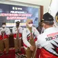 Bupati Banyuwangi Ipuk Fiestiandani  serahkan bendera pataka kontingen Banyuwangi sebagai pertanda dilepasnya kontengan Banyuwangi mengikuti kejuaraan Pekan Olahraga Provinsi Jawa Timur ke VII (Istimewa)