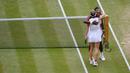 Petenis Serena Williams berpelukan dengan Simona Halep usai dirinya kalah dalam pertandingan final tunggal putri Wimbledon 2019 di London, Inggris, Sabtu(13/7/2019). Petenis Rumania itu mengalahkan jagoan Amerika Serikat dua set langsung, 6-2 dan 6-2. (Toby Melville/Pool Photo via AP)