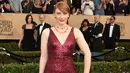 Aktris Bryce Dallas Howard berpose di karpet merah ajang Screen Actors Guild (SAG) Awards di Los Angeles, Minggu (29/1). Cerita menarik datang dari Bryce yang kembali beli bajunya sendiri untuk menghadiri ajang SAG Awards 2017. (Matt Sayles/Invision/AP)