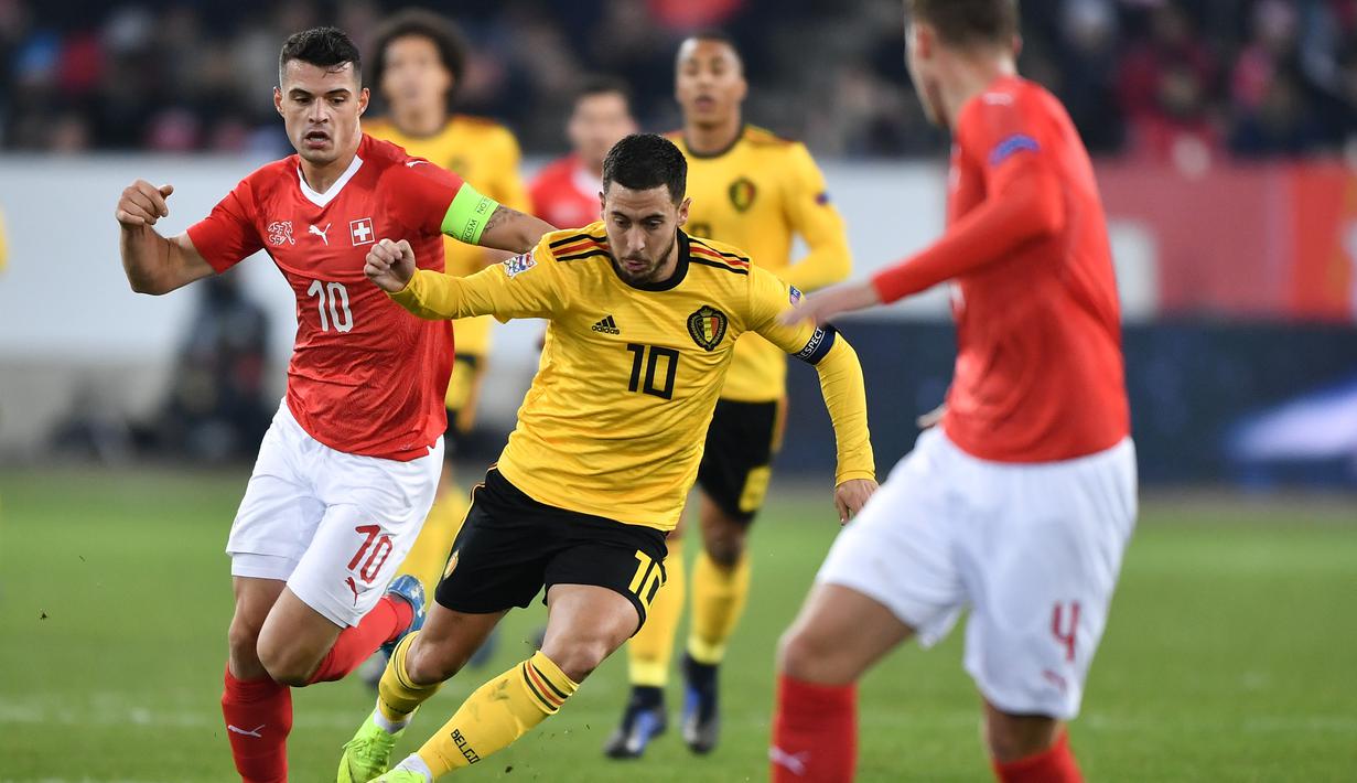 Aksi pemain timnas Belgia, Eden Hazard saat melawan tuan rumah Swiss pada laga Nations League yang berlangsung di stadion Swissporarena, Senin (19/11). Timnas Belgia kalah 2-5. (AFP/Fabrice Coffrini)