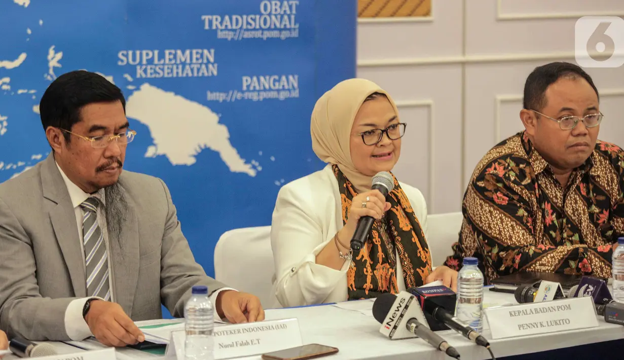 Kepala BPOM Penny K Lukito (tengah) memberikan keterangan dalam konferensi pers di Gedung BPOM Jakarta, Jumat (11/10/2019). BPOM meminta produsen untuk berhenti memroduksi obat-obatan yang mengandung ranitidin. (Liputan6.com/Faizal Fanani)